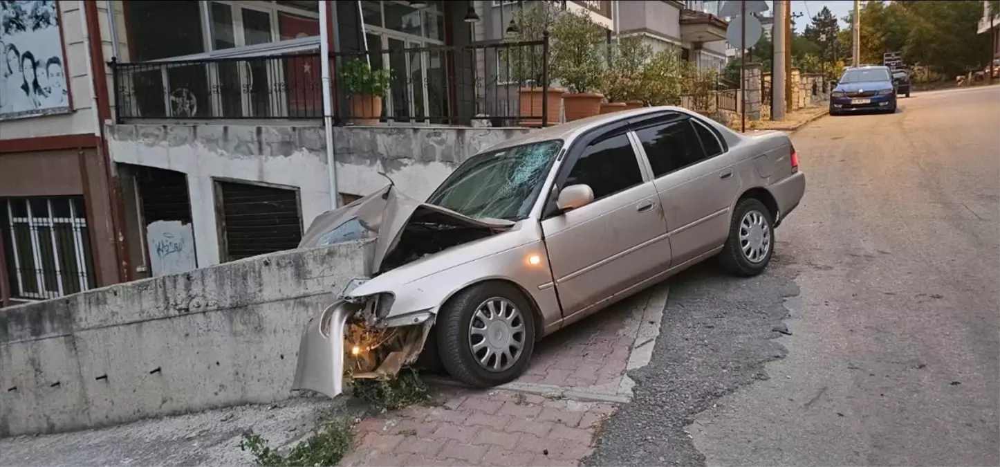 Safranbolu'da Otomobil Duvara Çarptı: Sürücü Yaralandı