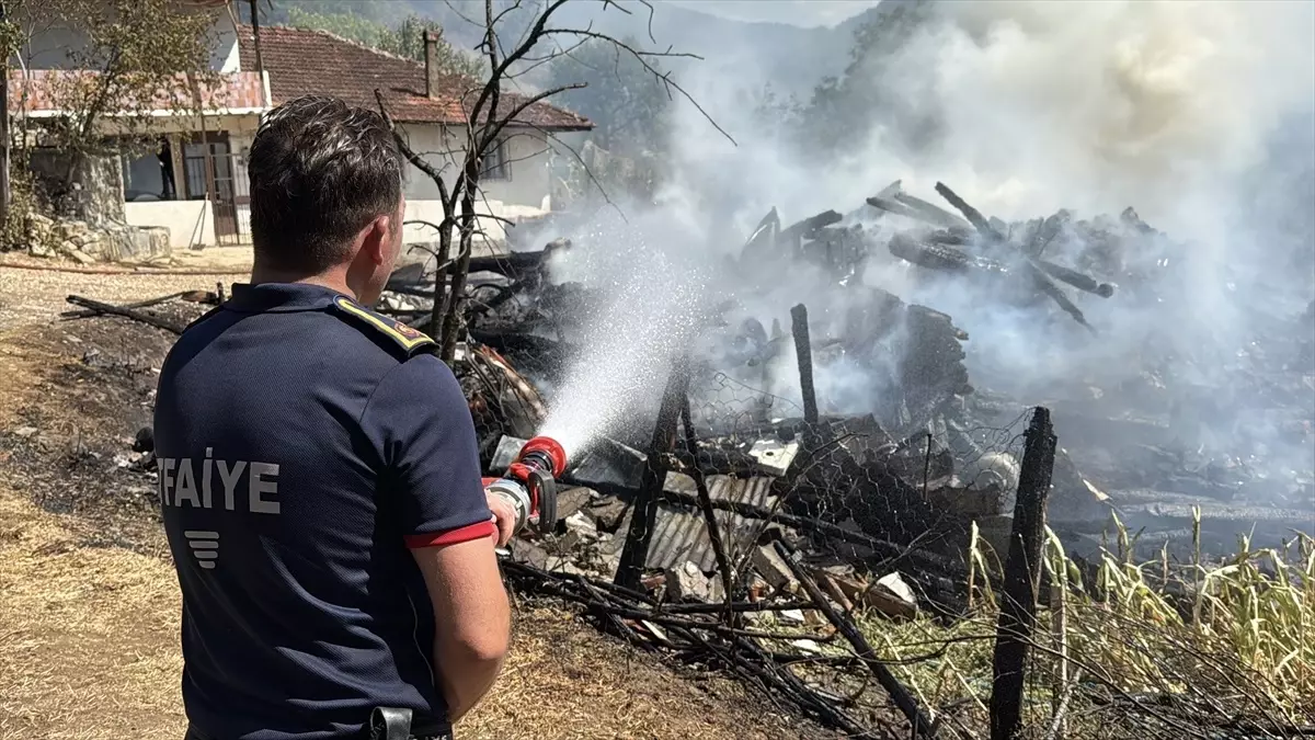 Karabük'te Ormana Sıçrayan Yangınla Mücadele Başlatıldı