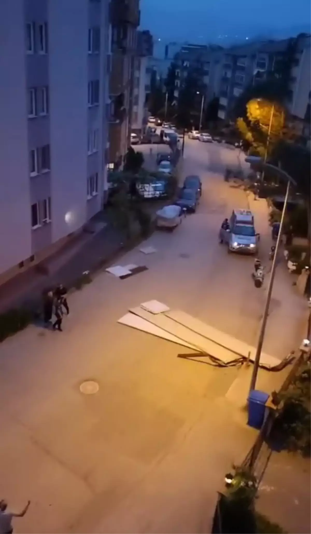 Karabük'te Fırtına Ağaçları Devirip Çatı Parçalarını Sokağa Savurdu