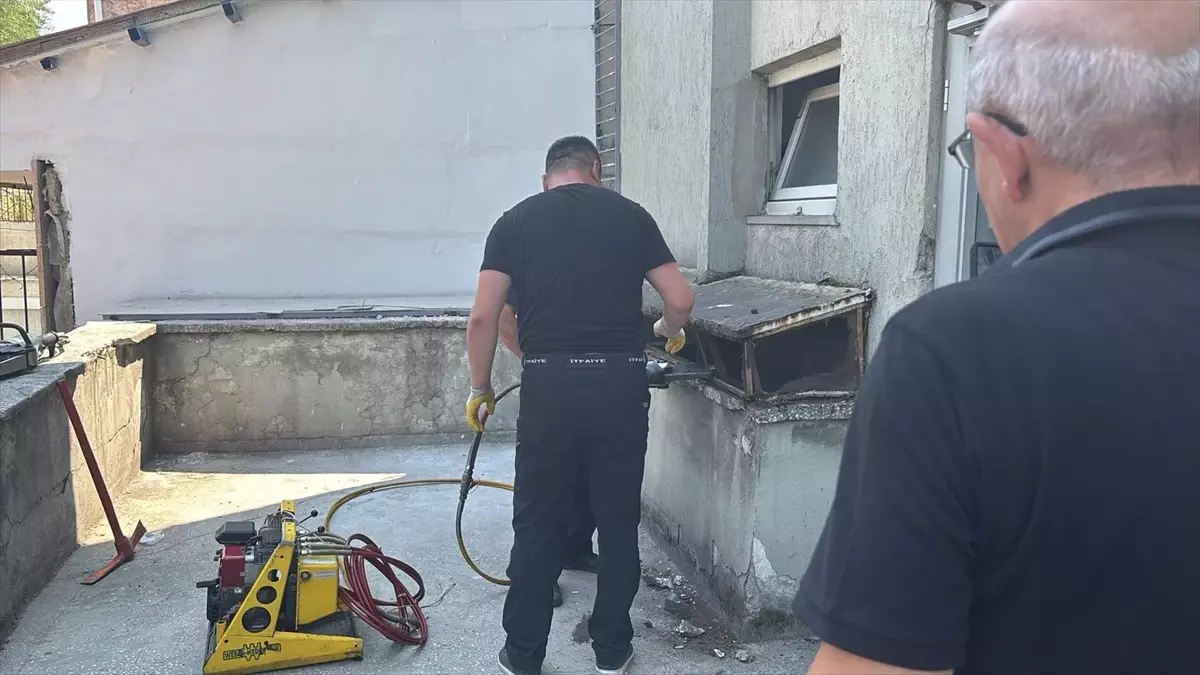 Karabük'te Havalandırma Boşluğuna Düşen Kedi Kurtarıldı
