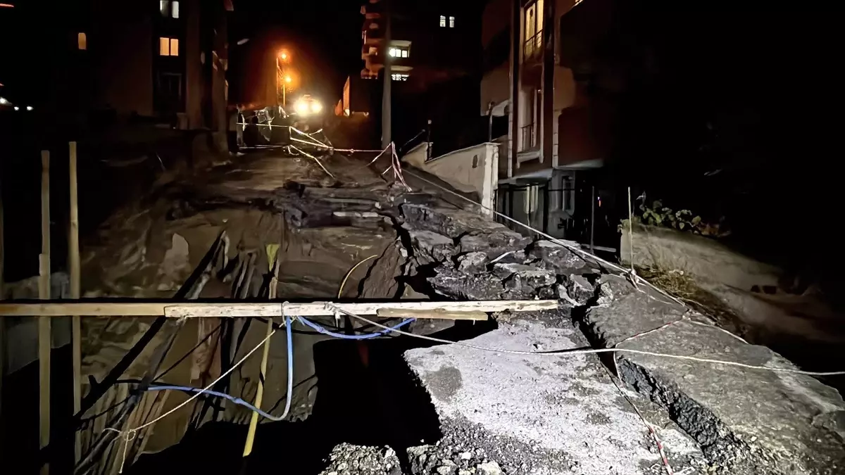 Karabük'te İnşaat Sahası Yanında Yol Çöktü