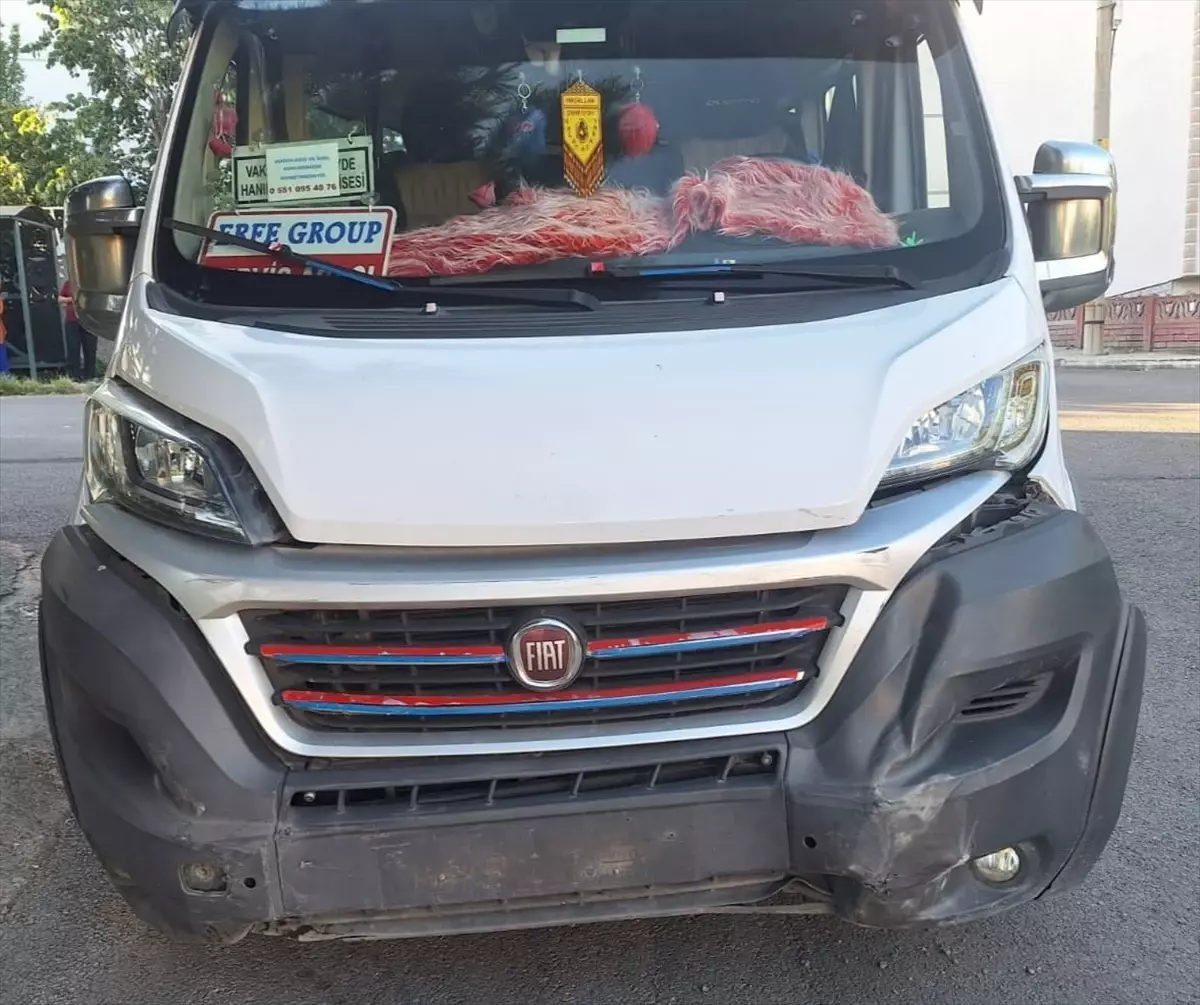Karabük'te Minibüs ve Otomobil Çarpıştı: 3 Yaralı