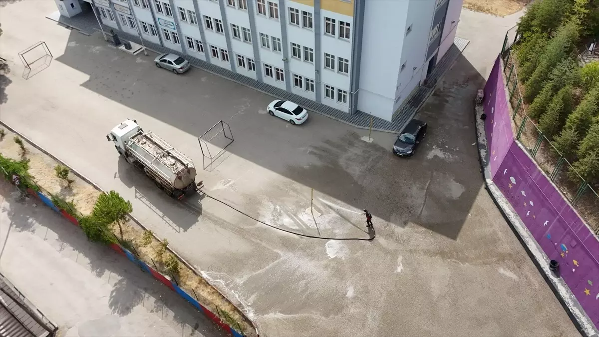 Karabük Belediyesi Okul Bahçelerinde Temizlik Çalışmaları Başlattı