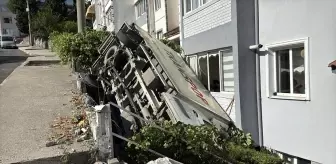 Park Halindeyken Hareket Eden Kamyonet Apartmanın Bahçesine Düştü