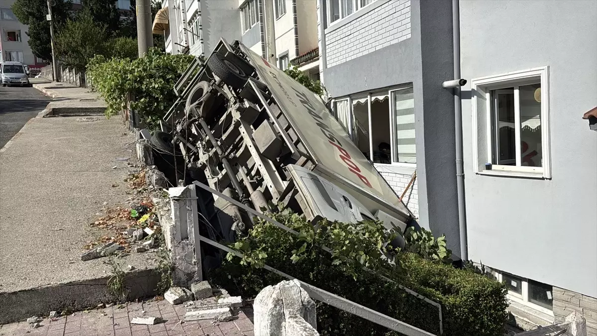 Park Halindeyken Hareket Eden Kamyonet Apartmanın Bahçesine Düştü