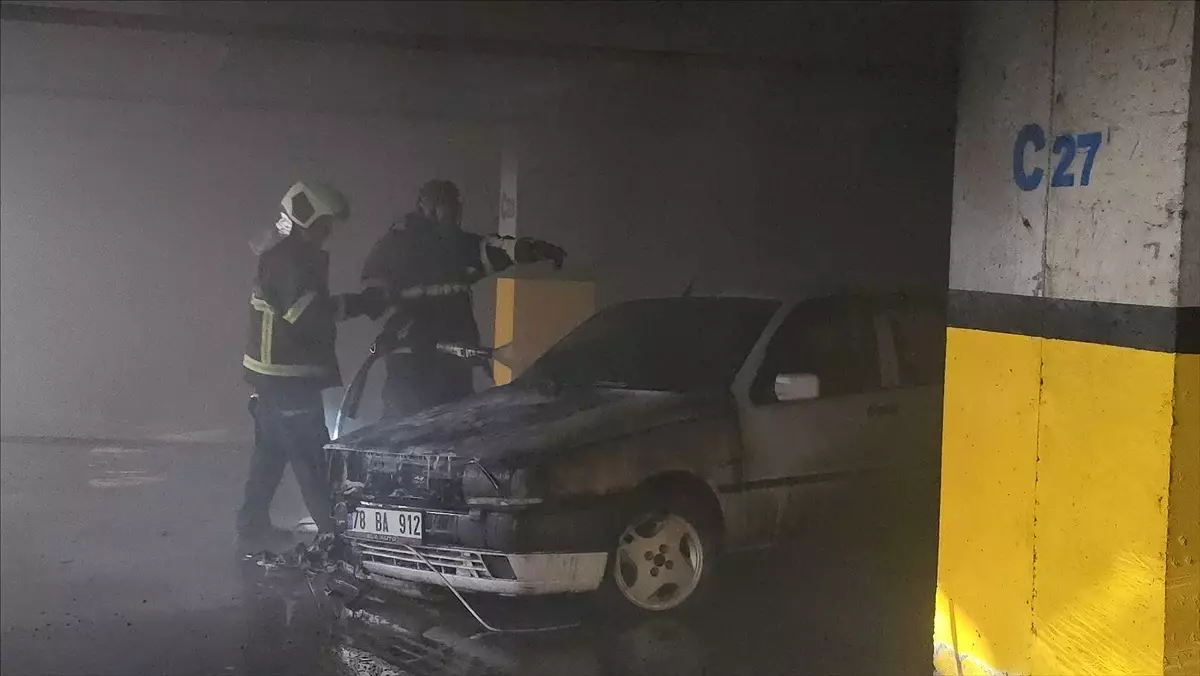 Karabük'te Park Halindeki Otomobilde Yangın Çıktı