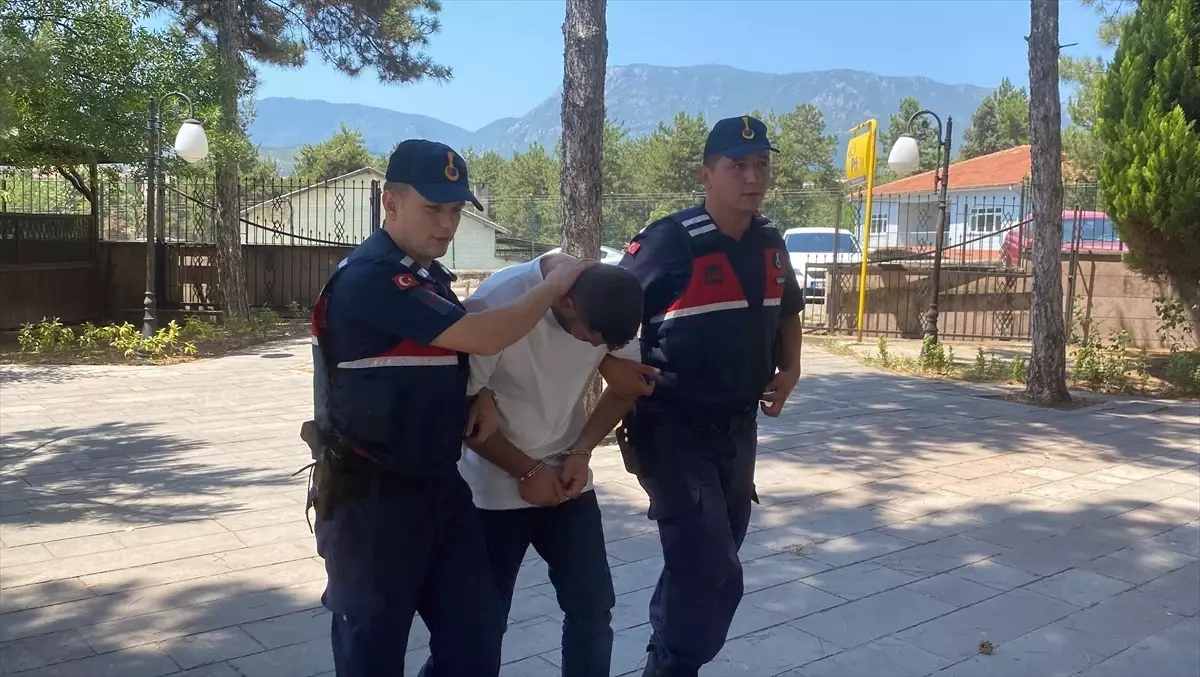 Dolandırıcılıktan Elde Ettiği Parayı Yurt Dışına Göndermeye Çalışırken Yakalandı