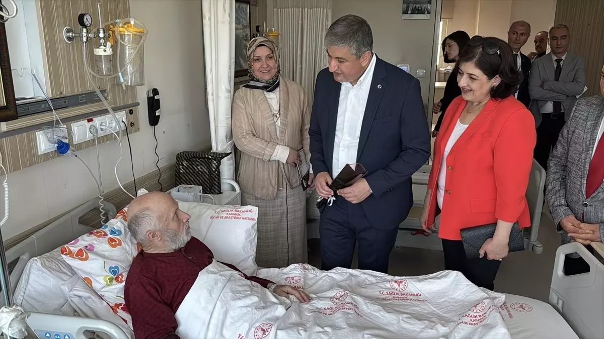 Karabük Valisi Yavuz, Bayramda Hastaları ve Yaşlıları Ziyaret Etti