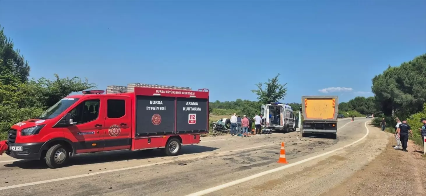 Bursa'da Kamyon-Otomobil Çarpıştı: 1 Kişi Ağır Yaralandı