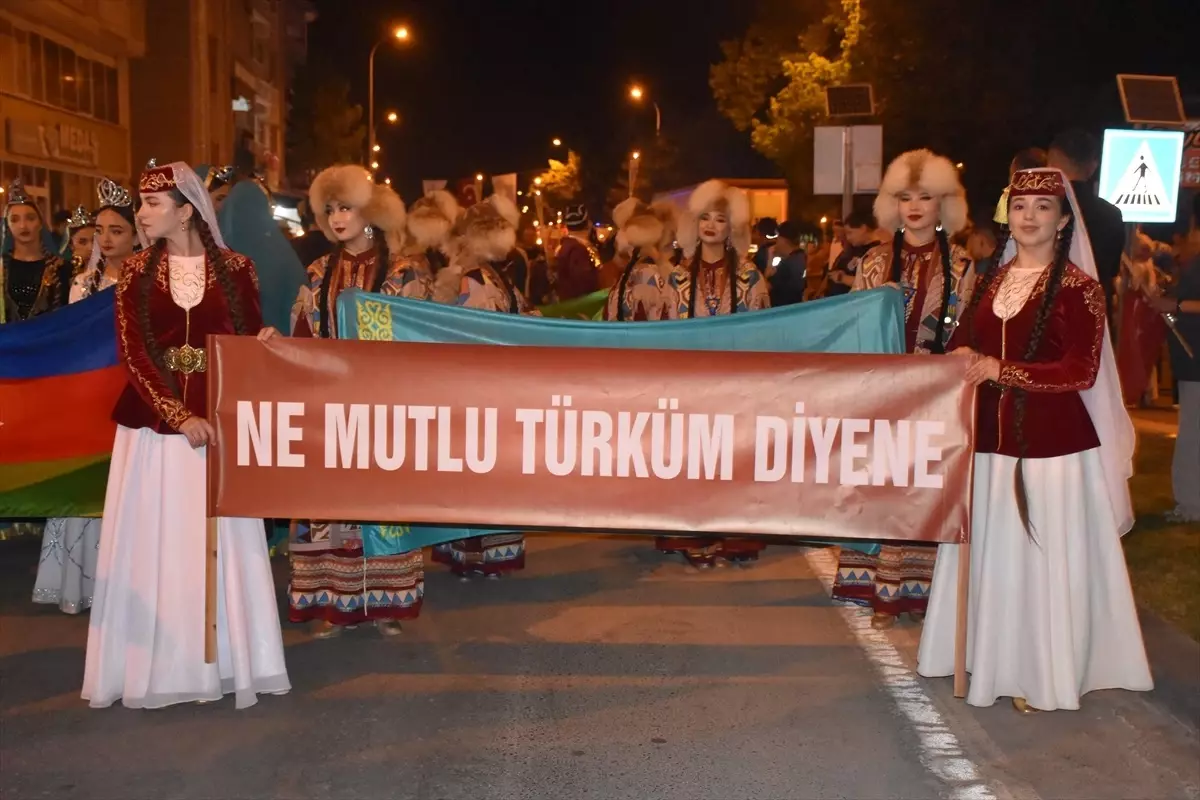 Karaman'da Uluslararası Türk Dünyası Şöleni Yürüyüş ile Başladı
