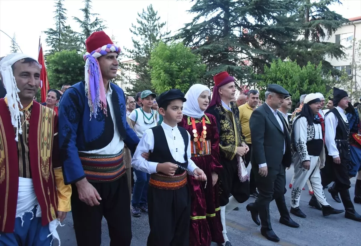 Karaman'da Halk Oyunları Yıldızlar Türkiye Şampiyonası Kortej Yürüyüşü Düzenlendi
