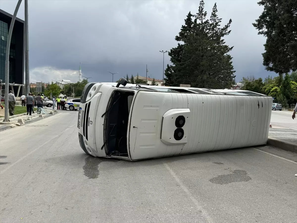 Karaman'da Özel Eğitim Öğrencilerini Taşıyan Servis Aracı ile Kamyonet Çarpıştı