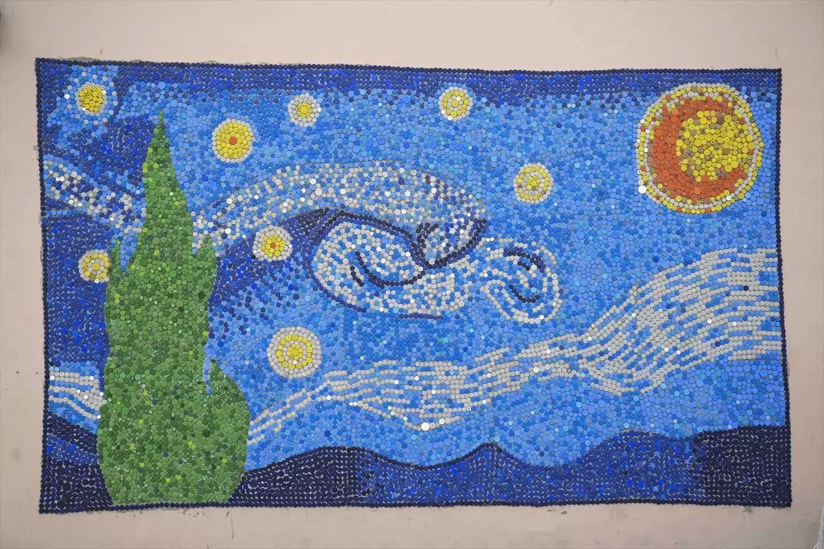 Öğretmen, Plastik Kapaklarla Van Gogh'un 'Yıldızlı Gece'sini Yaptı