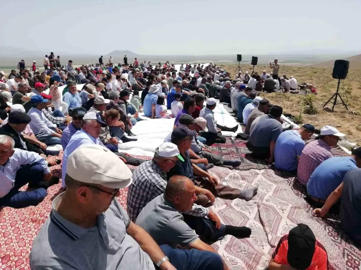 Karapınar'da Vatandaşlar Yağmur Duası İçin Bir Araya Geldi