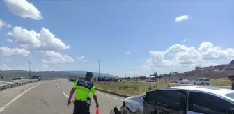 Bingöl'de Otomobil ve Kamyonet Çarpıştı
