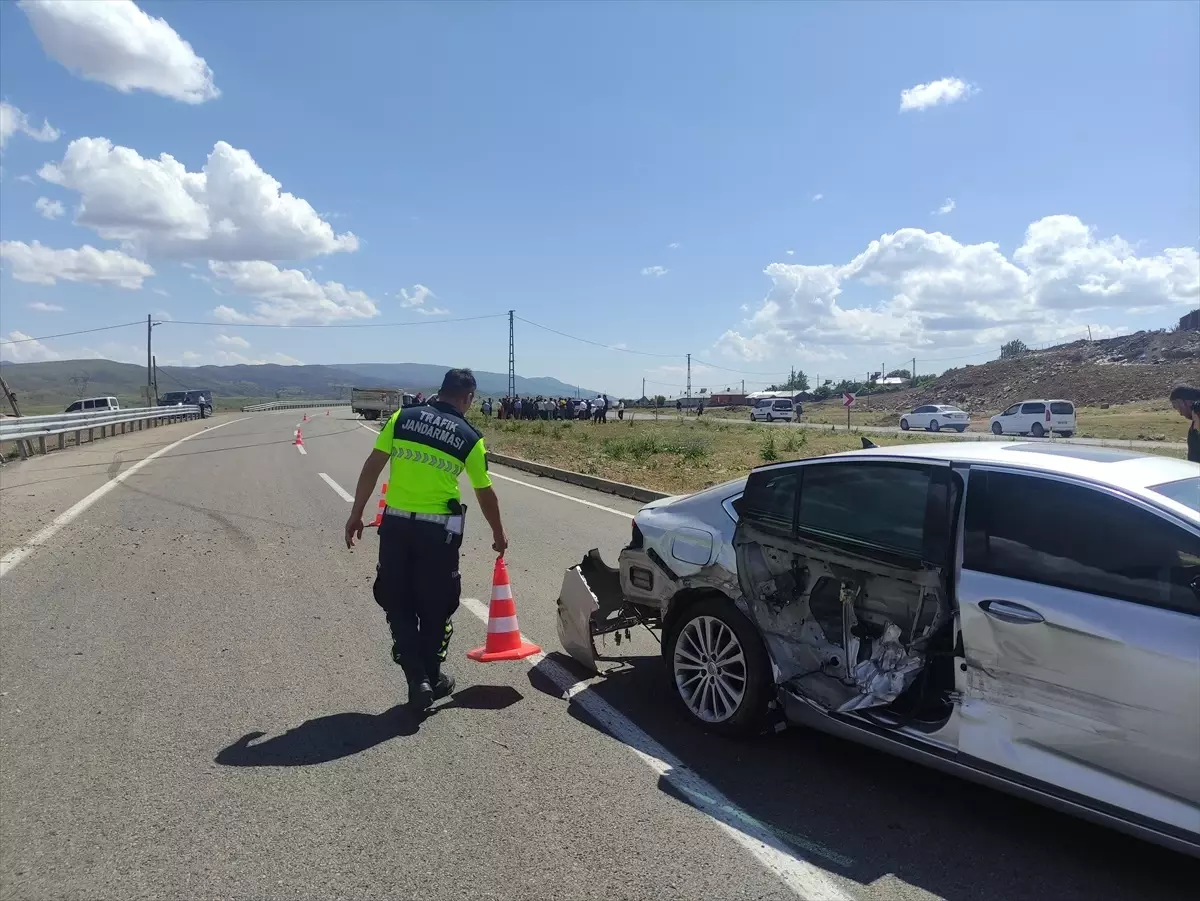 Bingöl'de Otomobil ve Kamyonet Çarpıştı