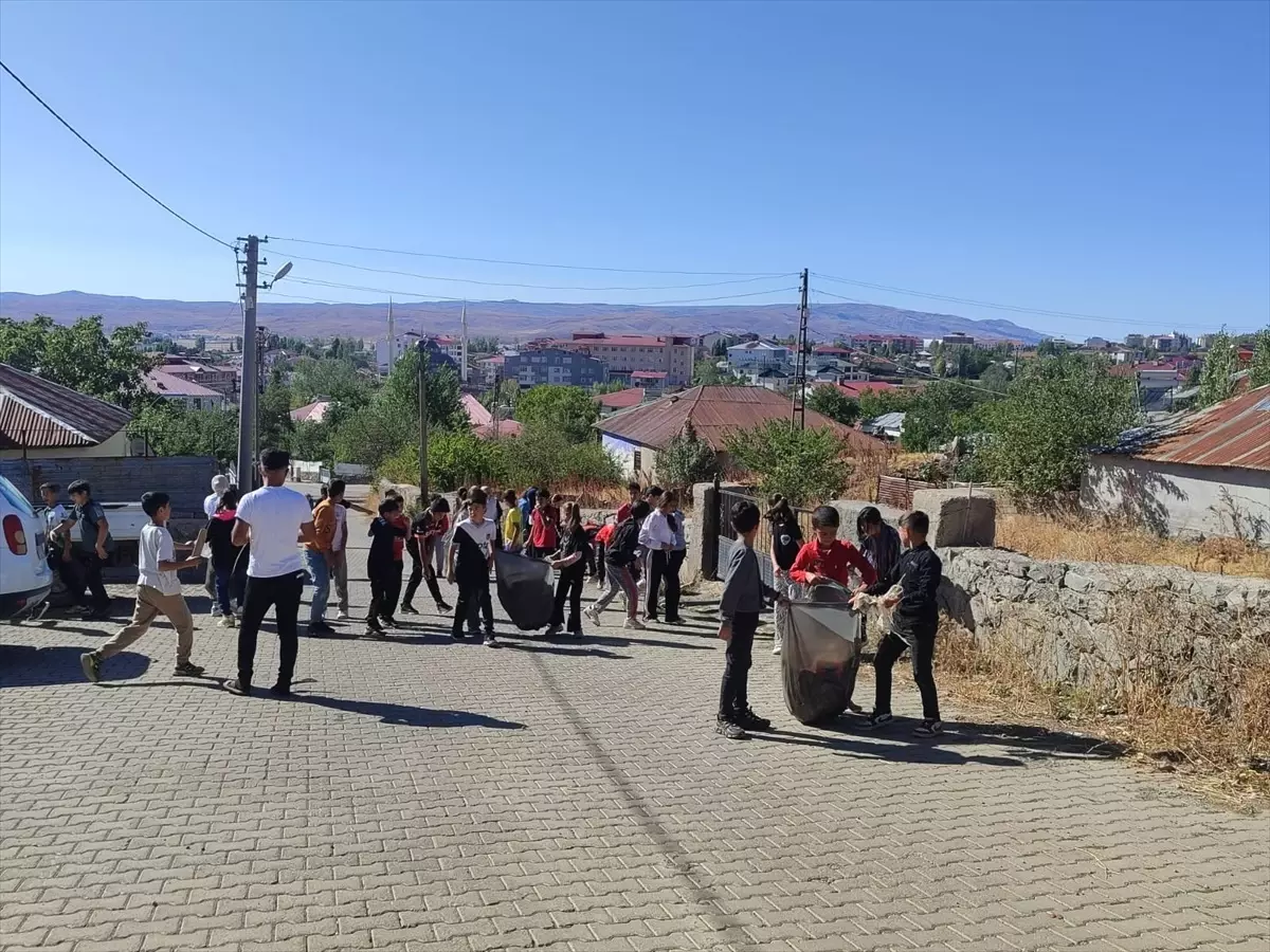 Karlıova'da Öğrenciler Çevre Temizliği Yaptı
