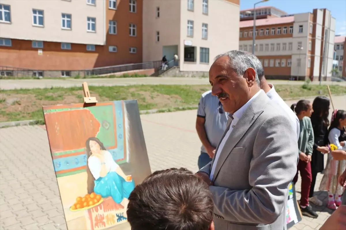 Karlıova'da Öğrenci Resim Sergisi Açıldı