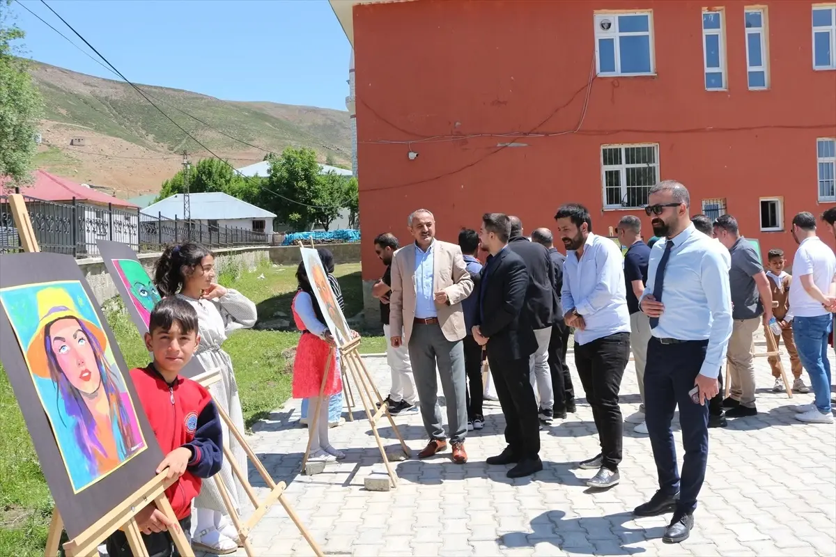 Karlıova'da Öğrencilerden Resim Sergisi