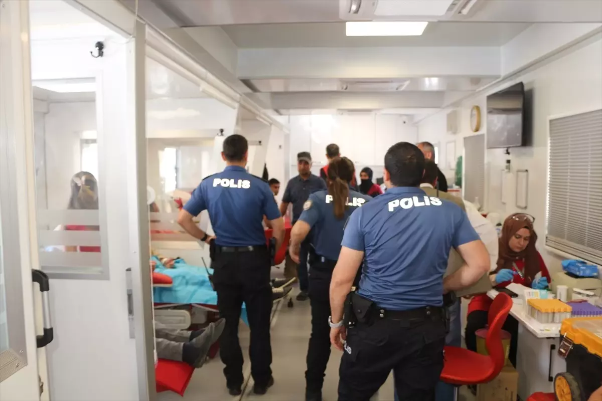 Karlıova'da Kızılay'a Kan Bağışı Kampanyası Düzenlendi