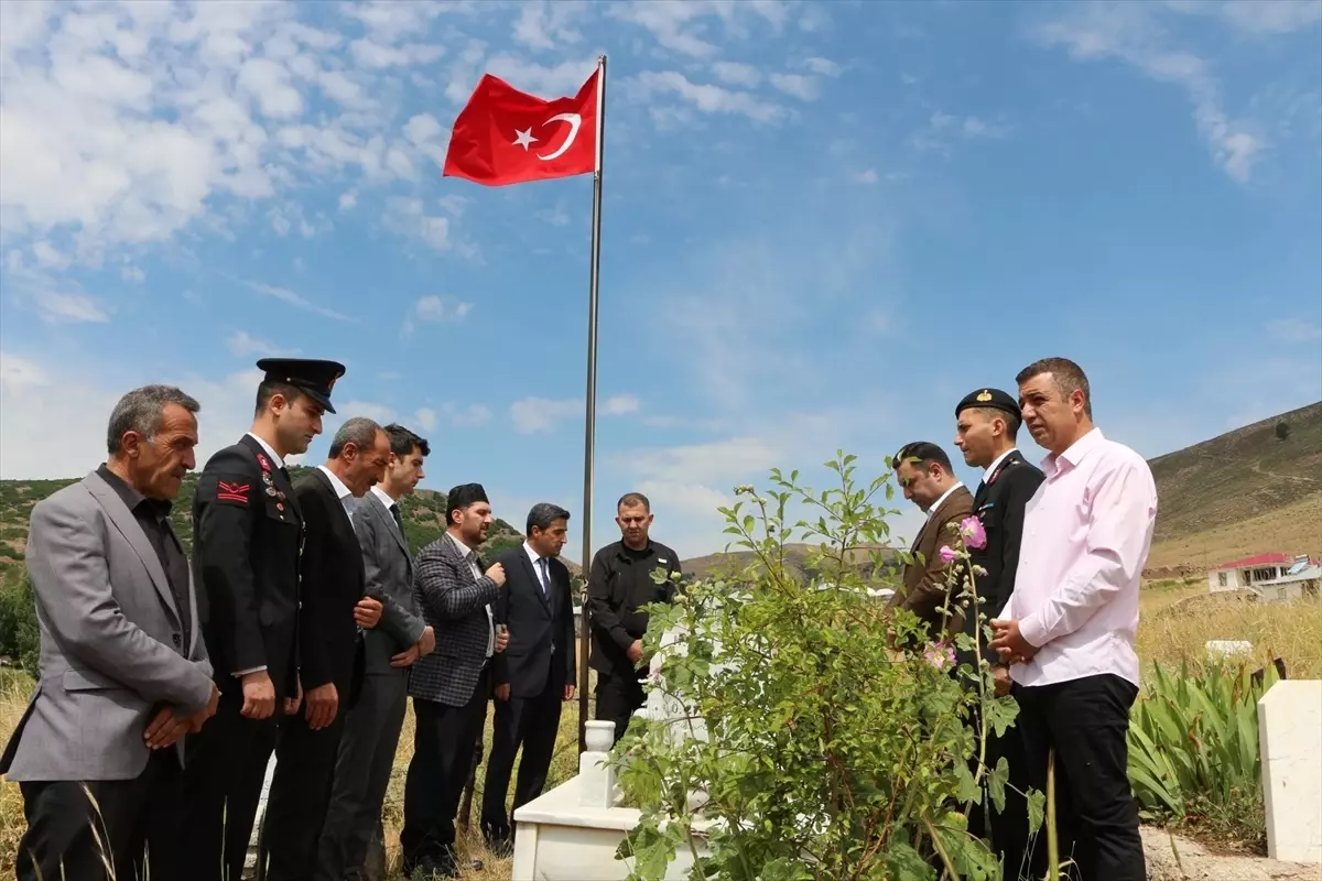 Karlıova'da şehit kabirleri ziyaret edildi, mevlit okutuldu