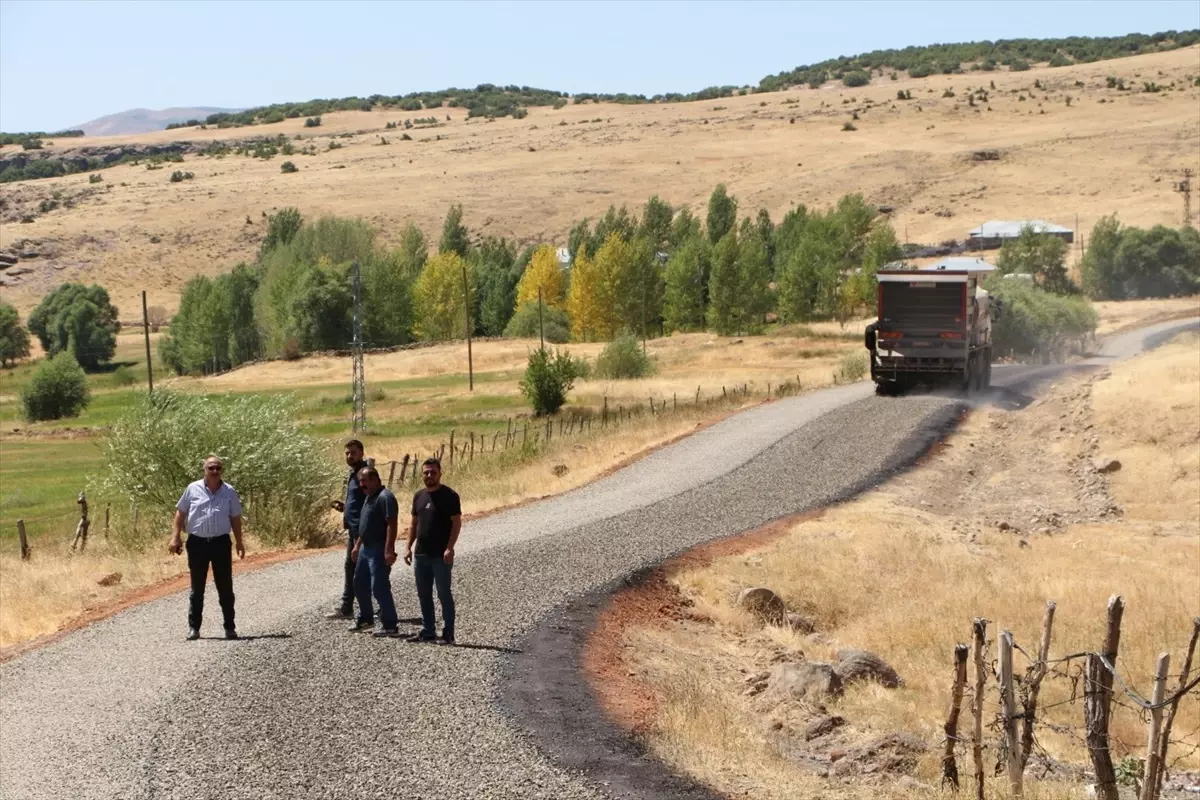 Bingöl'de Köy ve Mezra Yollarında Asfaltlama Çalışmaları Sürüyor