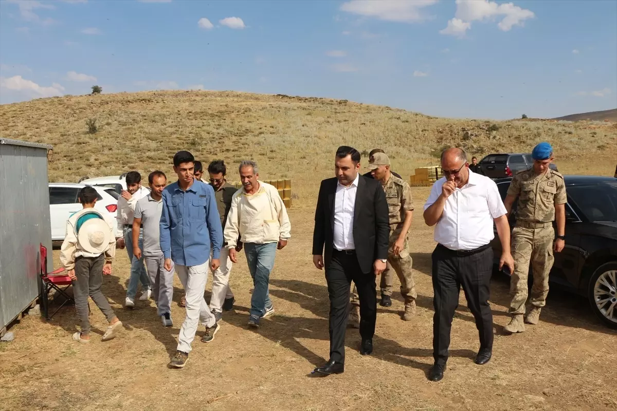 Karlıova Kaymakamı Bıçak, Tescilli Bal Üreticilerini Ziyaret Etti