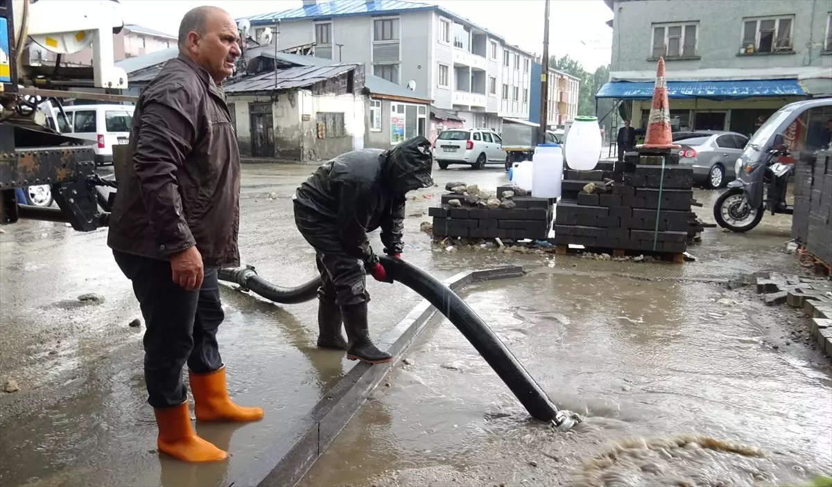 Kars'ın Sarıkamış İlçesinde Dolu ve Sağanak Hayatı Olumsuz Etkiledi