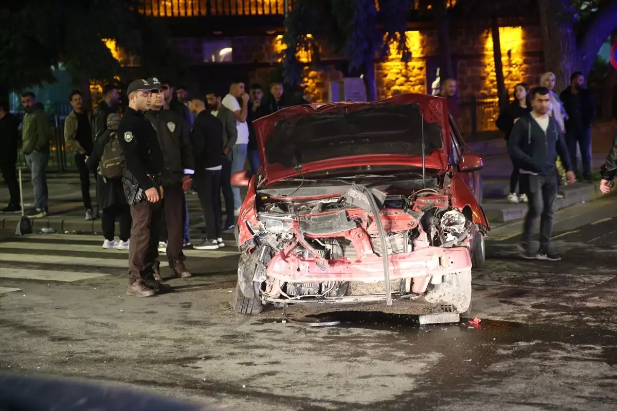Kars'ta Zincirleme Trafik Kazası: 4 Yaralı