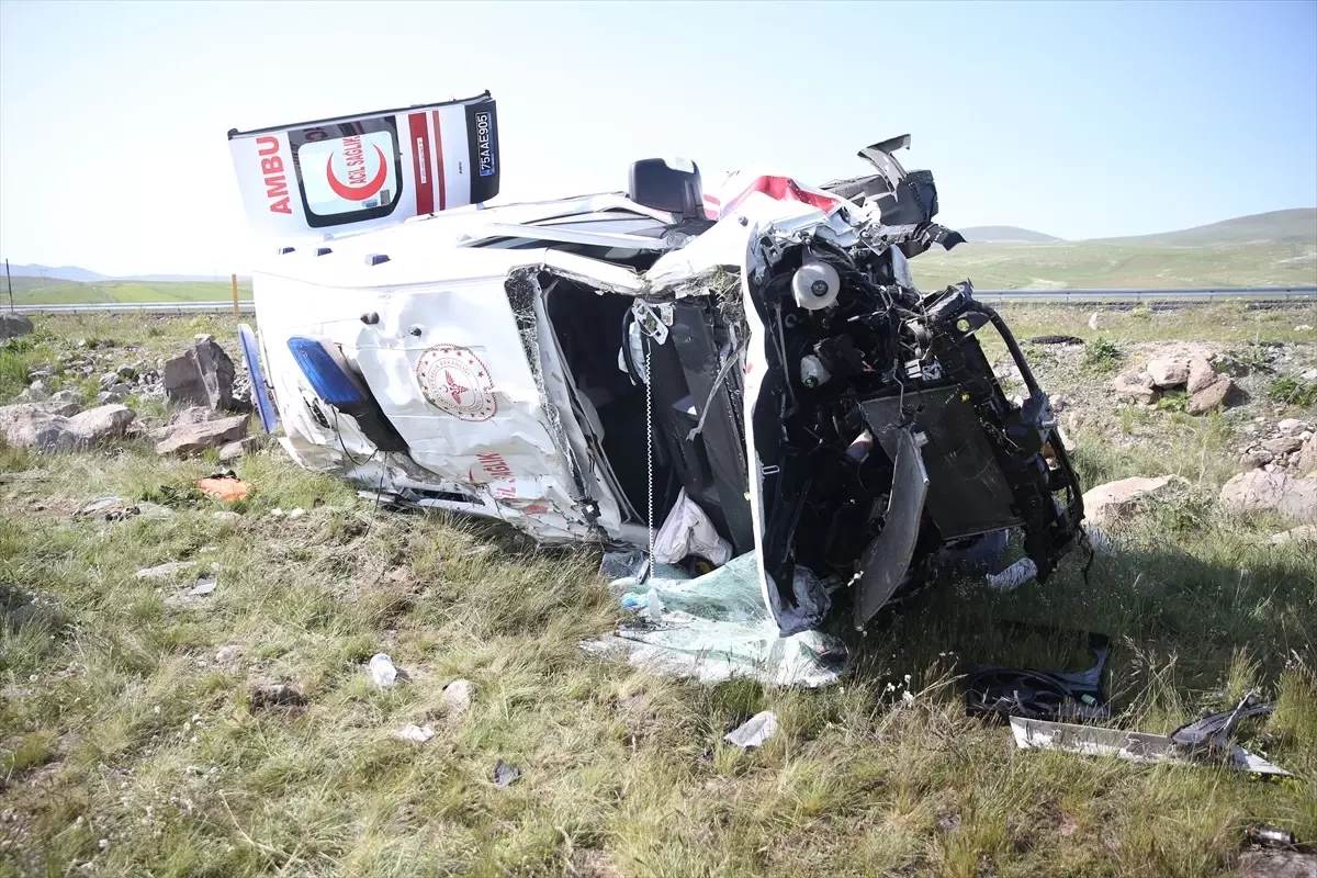 Kars'ta Ambulans Devrildi: 4 Sağlık Çalışanı Yaralandı