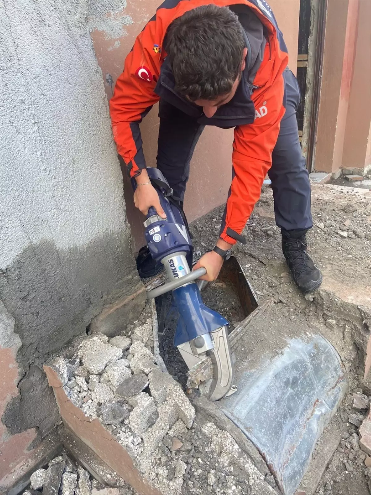 Kars'ta Bacaya Düşen 4 Yavru Köpek Kurtarıldı
