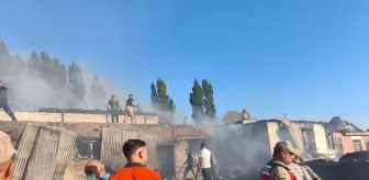 Kars'ta Yangın: 4 Ev, 2 Samanlık ve 1 Ahır Hasar Gördü