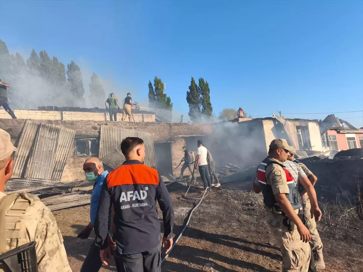 Kars'ta Yangın: 4 Ev, 2 Samanlık ve 1 Ahır Hasar Gördü