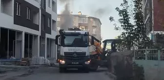 Kars'ta çöp kamyonu kasasında çıkan yangını kepçe operatörü kumla söndürdü