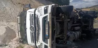 Kars'ta Kamyon Devrildi, 55 Küçükbaş Hayvan Telef Oldu