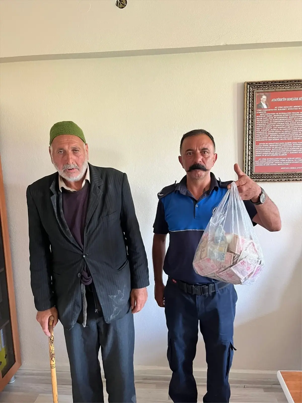 Dilencinin Üzerinden Poşet Dolusu Para Çıktı