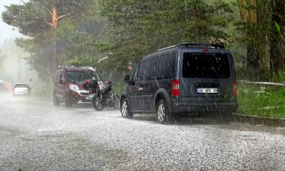 Kars'ta Sağanak ve Dolu Tahribat Yarattı