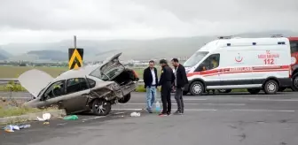 Kars'ta iki otomobilin çarpıştığı kazada 3 kişi yaralandı