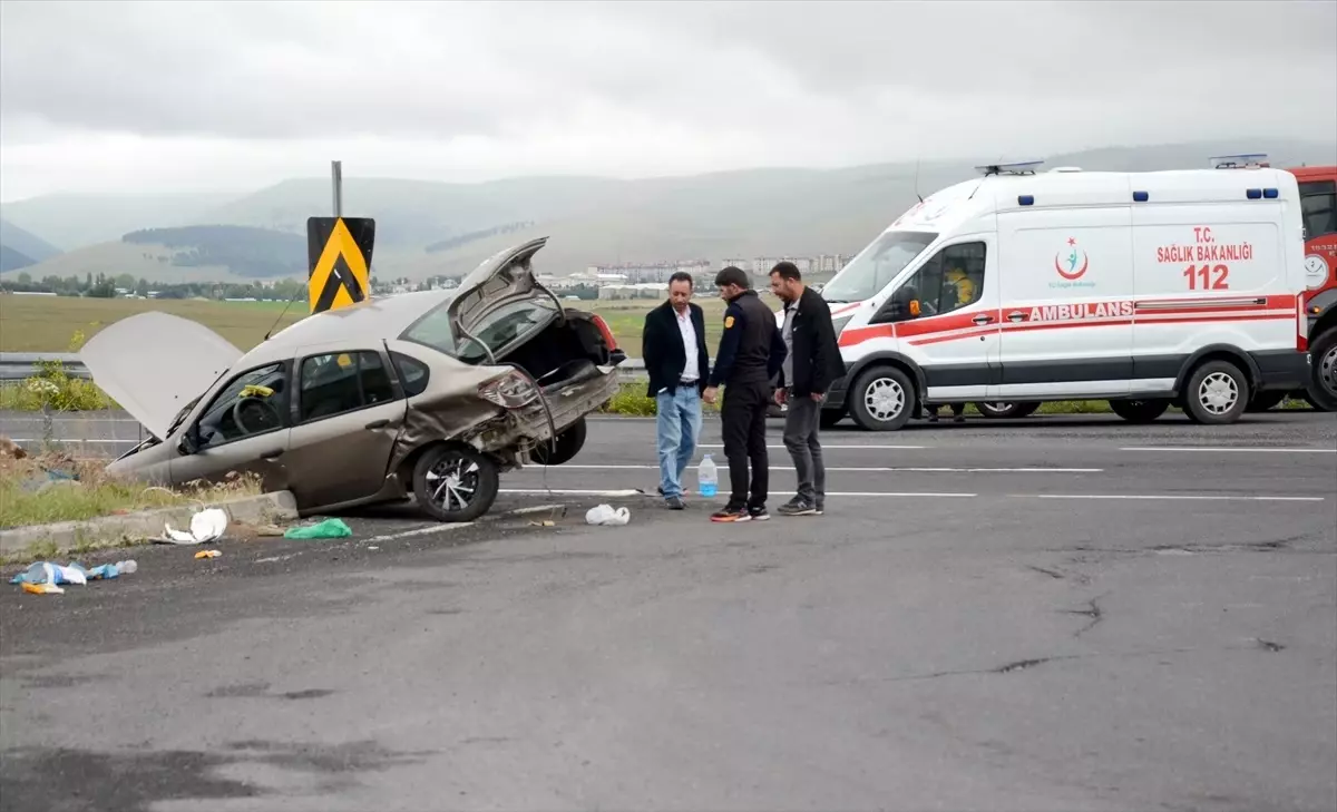 Kars'ta iki otomobilin çarpıştığı kazada 3 kişi yaralandı