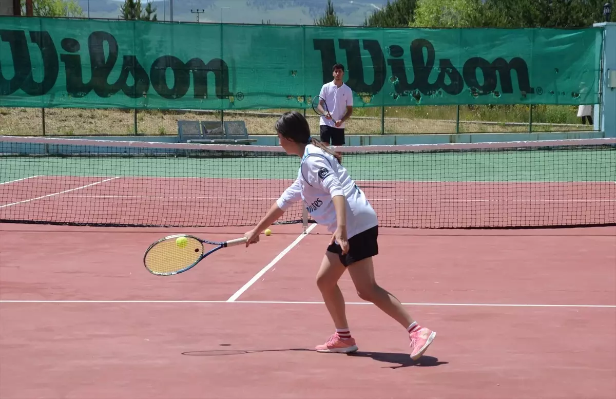 Kars'ta İhtiyaç Sahiplerine Yardım Amaçlı Tenis Turnuvası Düzenlendi