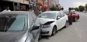 Kars'ta Kontrolden Çıkan Araç Park Halindeki Araçlara Çarpıp Sürücüsünü Yaraladı