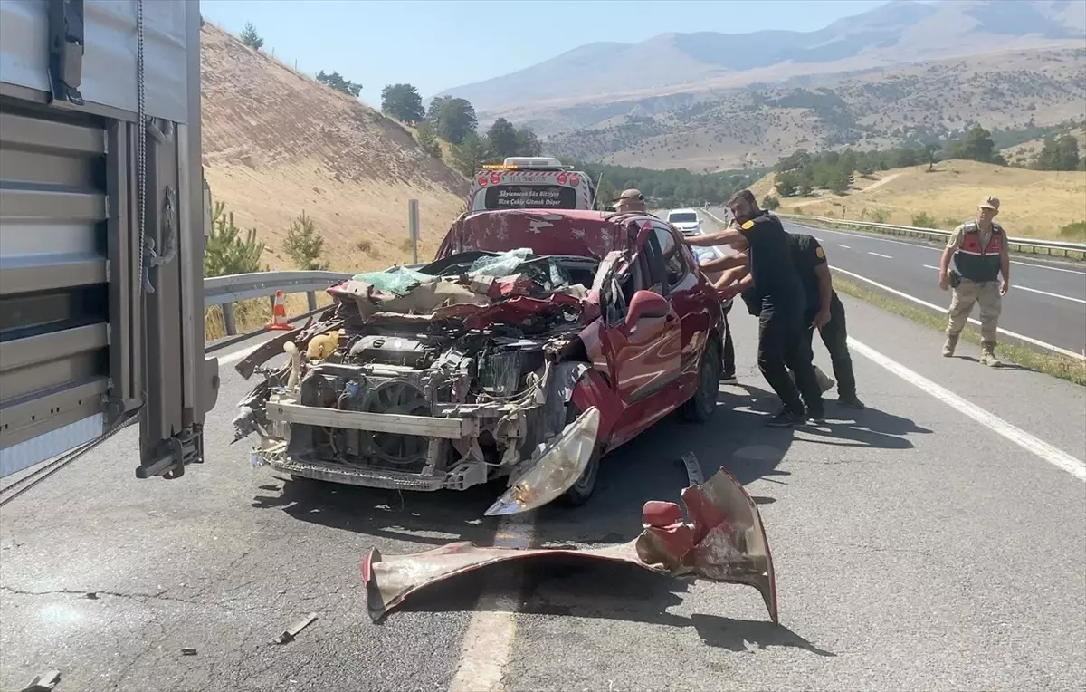Kars'ta Trafik Kazası: Otomobil Sürücüsü Yaralandı