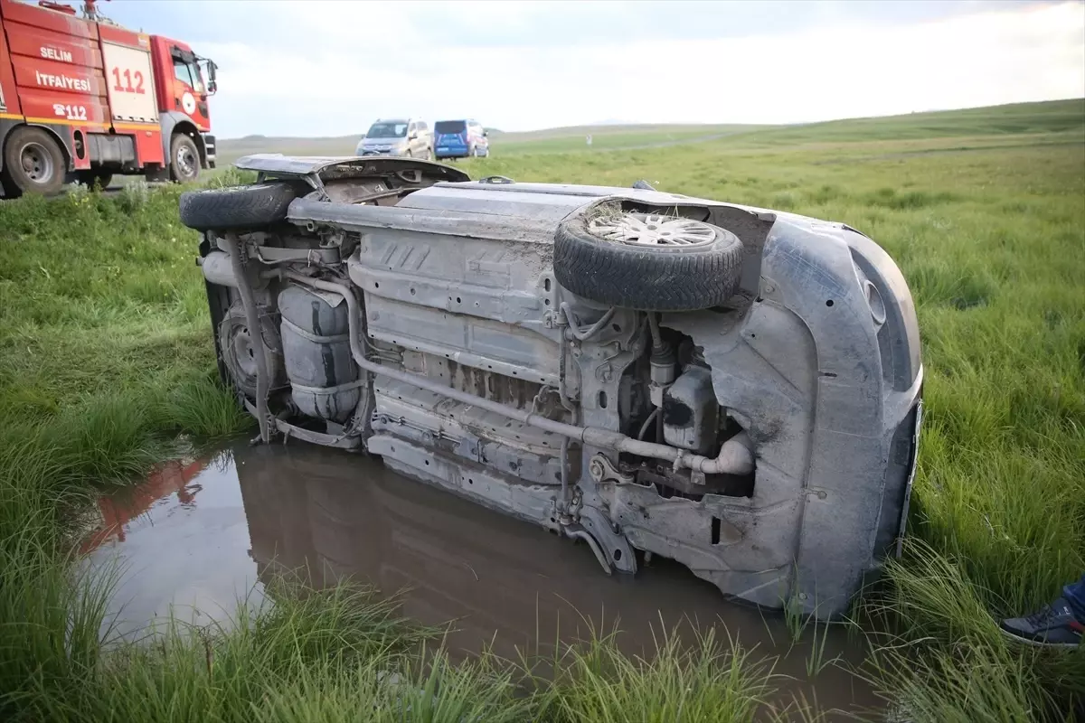 Kars'ta Şarampole Devrilen Araçta 5 Yaralı