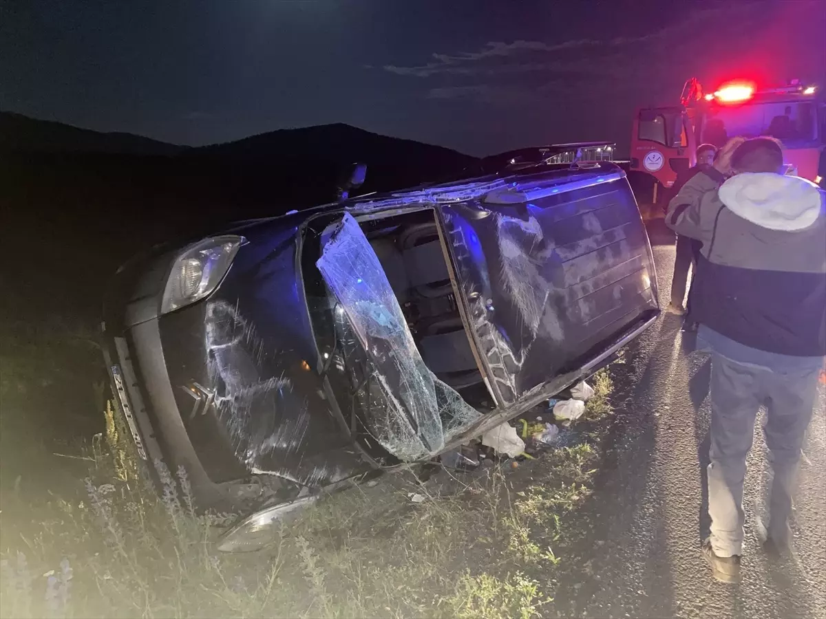 Kars'ta Hafif Ticari Araç Şarampole Devrildi: 4 Yaralı