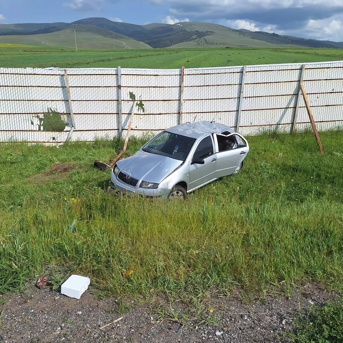 Sarıkamış'ta Otomobil Şarampole Devrildi: 5 Yaralı