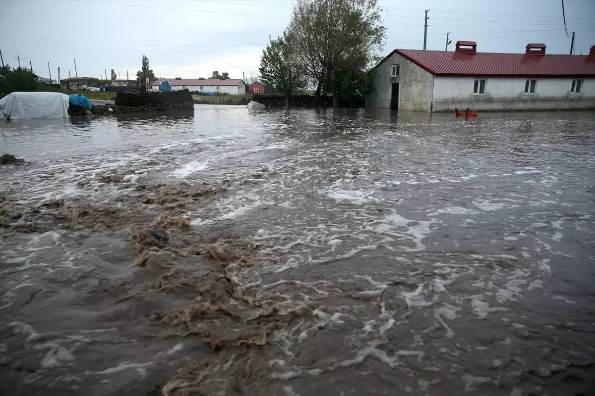 Kars'ta Şiddetli Dolu ve Sağanak Sel Felaketi Yaşattı