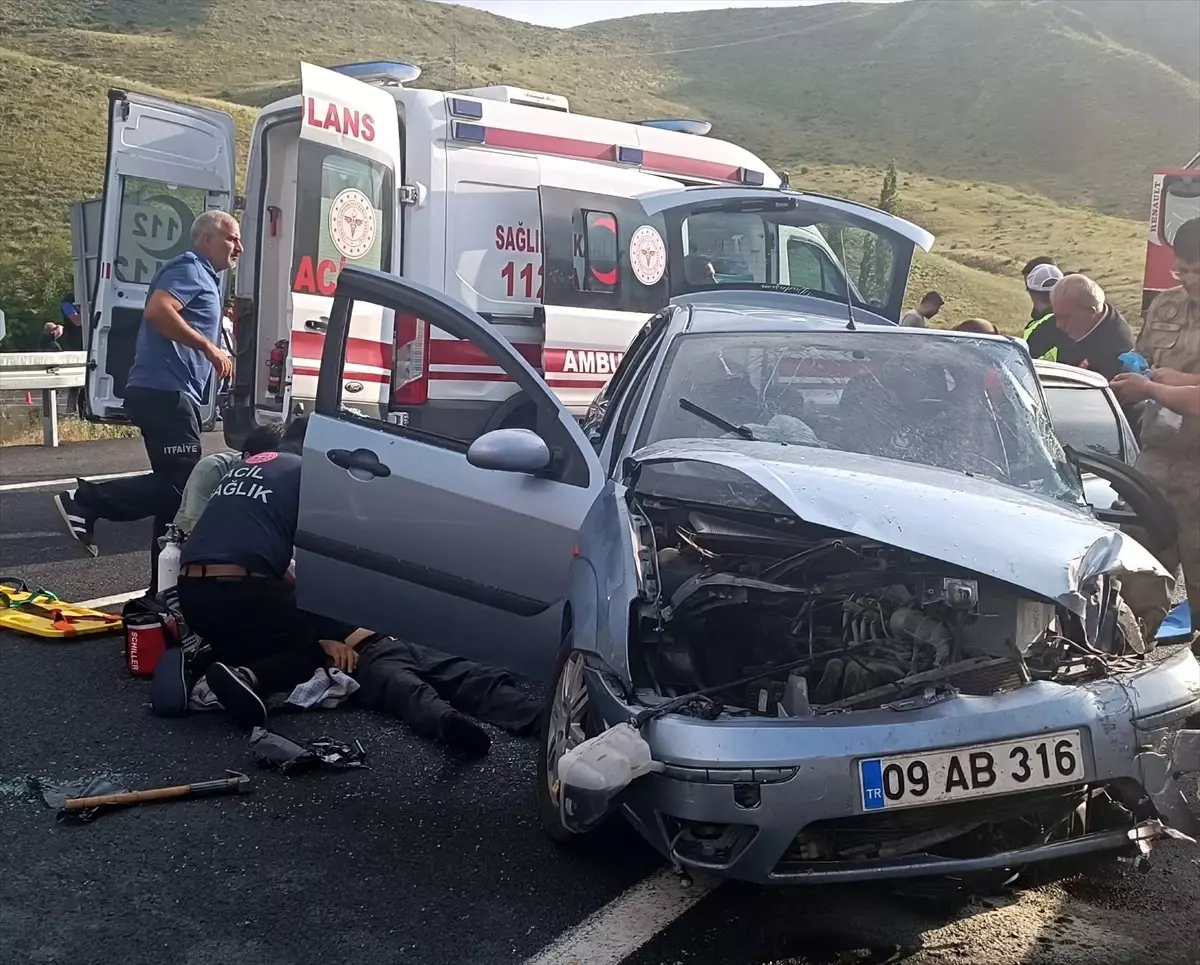 Kars'ta Otomobil ile Tır Çarpıştı: 1 Ölü, 2 Yaralı