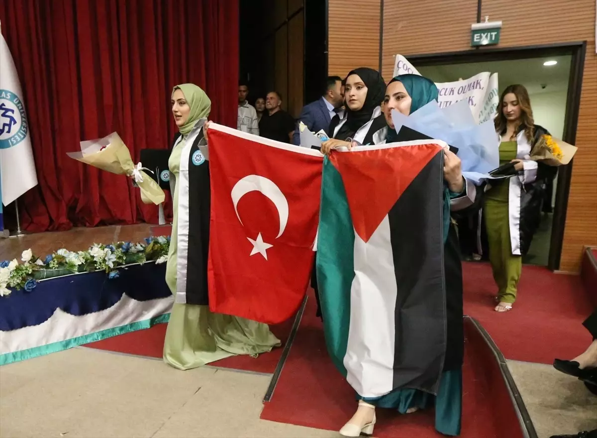 Kafkas Üniversitesi Mezuniyet Töreninde Filistin'e Destek