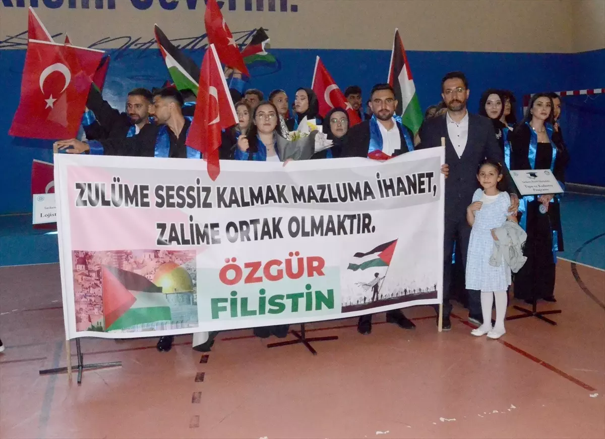 Kafkas Üniversitesi Mezuniyet Töreni'nde Filistin'e Destek Gösterisi