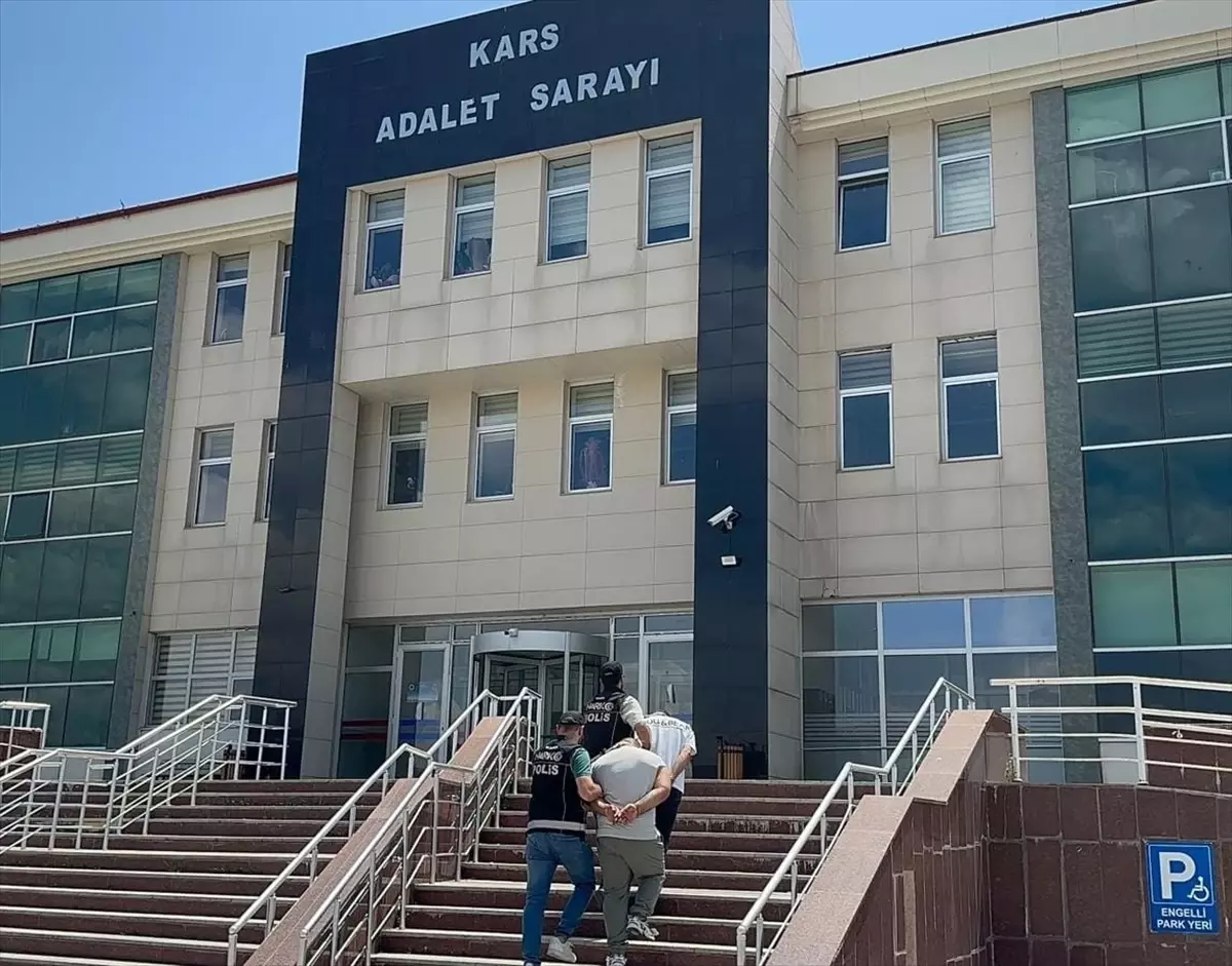 Kars'ta Yolcu Otobüsünde Uyuşturucu Ele Geçirildi, 2 Şüpheli Tutuklandı